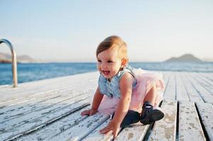 niña en el resort de turquía en el muelle contra el mar mediterráneo. foto