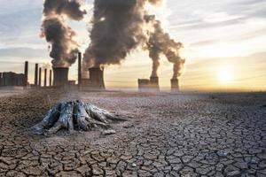 efecto del calentamiento global la tierra está quebrada y seca, la lluvia no cae en temporada. concepto de calentamiento global y cambio ambiental foto