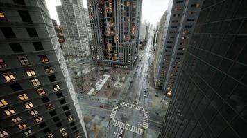 Lufthyperlapse des geschäftigen Autoverkehrs zwischen Wolkenkratzern des Stadtzentrums der modernen Großstadt video