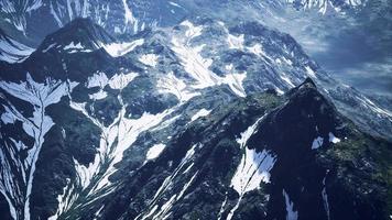 aérea sobre vale com montanhas cobertas de neve à distância video