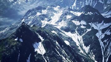 Au-dessus de la vallée de l'antenne avec des montagnes enneigées à distance video