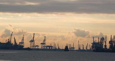 landskap med kommersiell hamn på morgonen video