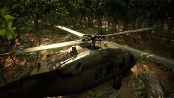 helicóptero militar na selva profunda