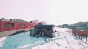 estación antártida bajo el sol de verano video