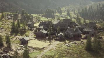 altes Holzdorf auf dem felsigen Berghintergrund video