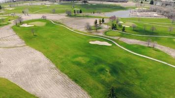 vista aérea do campo de golfe. grama verde na primavera e no início da temporada de golfe. video