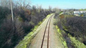 utsikt genom tågfönstret på järnvägsspåret. järnvägsflyg. smalspårig väg. video