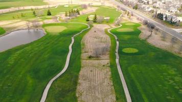Luftaufnahme von der Spitze des Golfplatzes. grünes Gras und Wege video