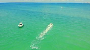 fiume tortuoso che scorre tra fitte foreste e montagne. vista aerea del drone del fiume di montagna che scorre tra colline e piccoli villaggi nei Carpazi, in ucraina. concetto di paesaggio video