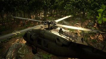 helicóptero militar en la selva profunda video