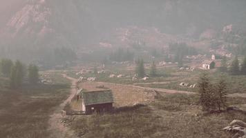 oud houten dorp op de rotsachtige bergachtergrond video