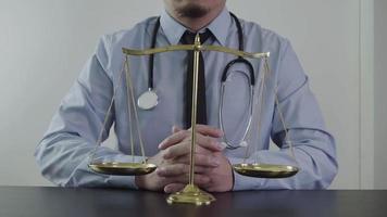 diritto medico e giustizia. health care balance.lawyer o medico presentano la sua fiducia al rallentatore video