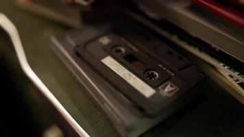 imagem com estilo retrô de uma antiga cassete compacta de áudio video