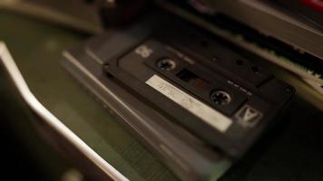 imagem com estilo retrô de uma antiga cassete compacta de áudio video