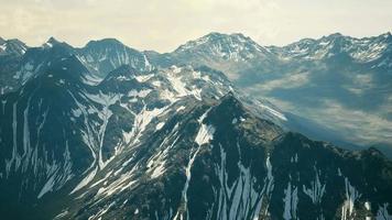 Au-dessus de la vallée de l'antenne avec des montagnes enneigées à distance video