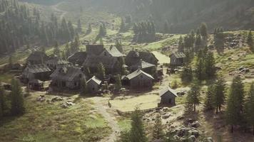 altes Holzdorf auf dem felsigen Berghintergrund video