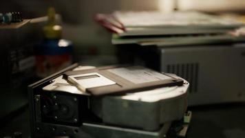 computadoras viejas de los años 80 en un centro de computación abandonado video