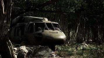 helicóptero militar na selva profunda