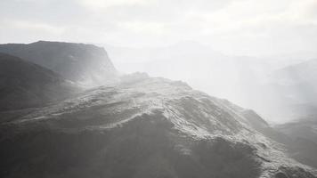 paisaje desértico de las montañas de pamir en la niebla video