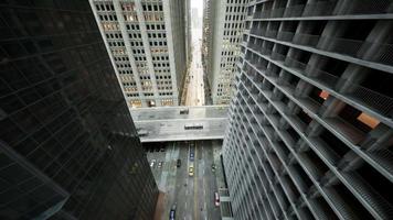 Luchtfoto hyperlapse van druk autoverkeer tussen wolkenkrabbers van moderne stedelijke metropool stadscentrum video