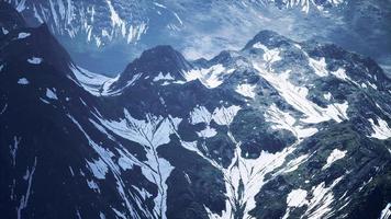 Antenne über dem Tal mit schneebedeckten Bergen in der Ferne video