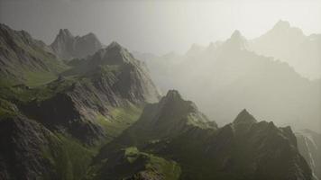 brouillard dans les montagnes de norvège video