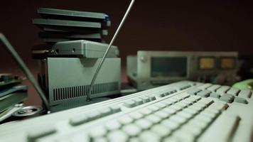 computadoras viejas de los años 80 en un centro de computación abandonado video