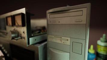 alte Computer aus den 80er Jahren in einem verlassenen Rechenzentrum video