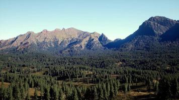 Cascade Mountain y las montañas rocosas canadienses circundantes en verano video