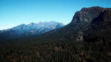 montagna a cascata e montagne rocciose canadesi circostanti nell'ora legale video