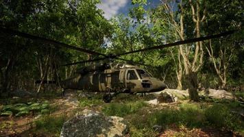 helicóptero militar en la selva profunda