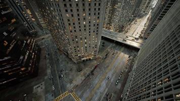 hyperlapse från luften av livlig biltrafik mellan skyskrapor i modern urban metropols centrum video
