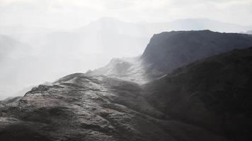 montañas áridas en afganistán en polvo video