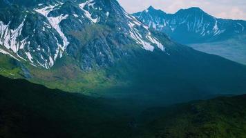 Au-dessus de la vallée de l'antenne avec des montagnes enneigées à distance video