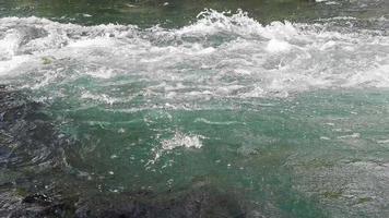 colpo costante di flusso d'acqua. rafting sportivo sui fiumi. bella vista dell'acqua del fiume che scorre video