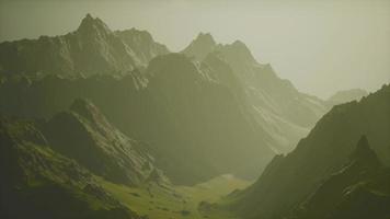 brouillard dans les montagnes de norvège video