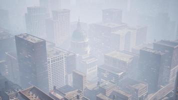 rascacielos cubiertos por la niebla de la mañana video