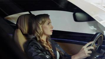 o motorista do bentley é uma menina, liga o sinal de volta à esquerda e vira. cidade de fundo video