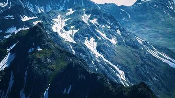 luchtfoto over vallei met besneeuwde bergen in de verte