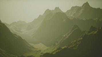 brouillard dans les montagnes de norvège video