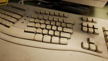 computadoras viejas de los años 80 en un centro de computación abandonado video