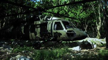 Militärhubschrauber im tiefen Dschungel