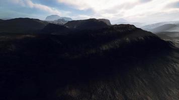 paesaggio desertico delle montagne del pamir nella nebbia video