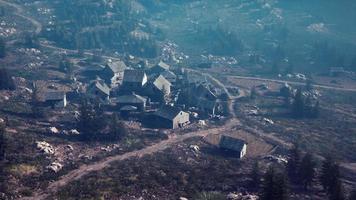 oud houten dorp op de rotsachtige bergachtergrond video