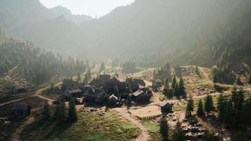 vecchio villaggio di legno sullo sfondo della montagna rocciosa video