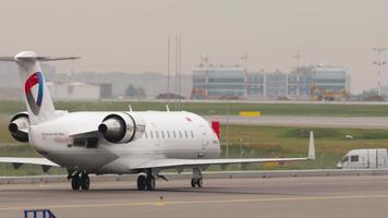 mitsubishi crj severstal taxiën video