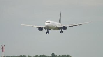 titan airways boeing 767 in atterraggio video
