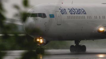 avión de fuselaje ancho aterrizando en tiempo lluvioso video