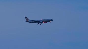 La finale de l'avion gros porteur approche au coucher du soleil video