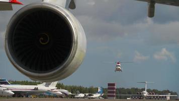 vue sur le tablier de l'aéroport international de kazan. video